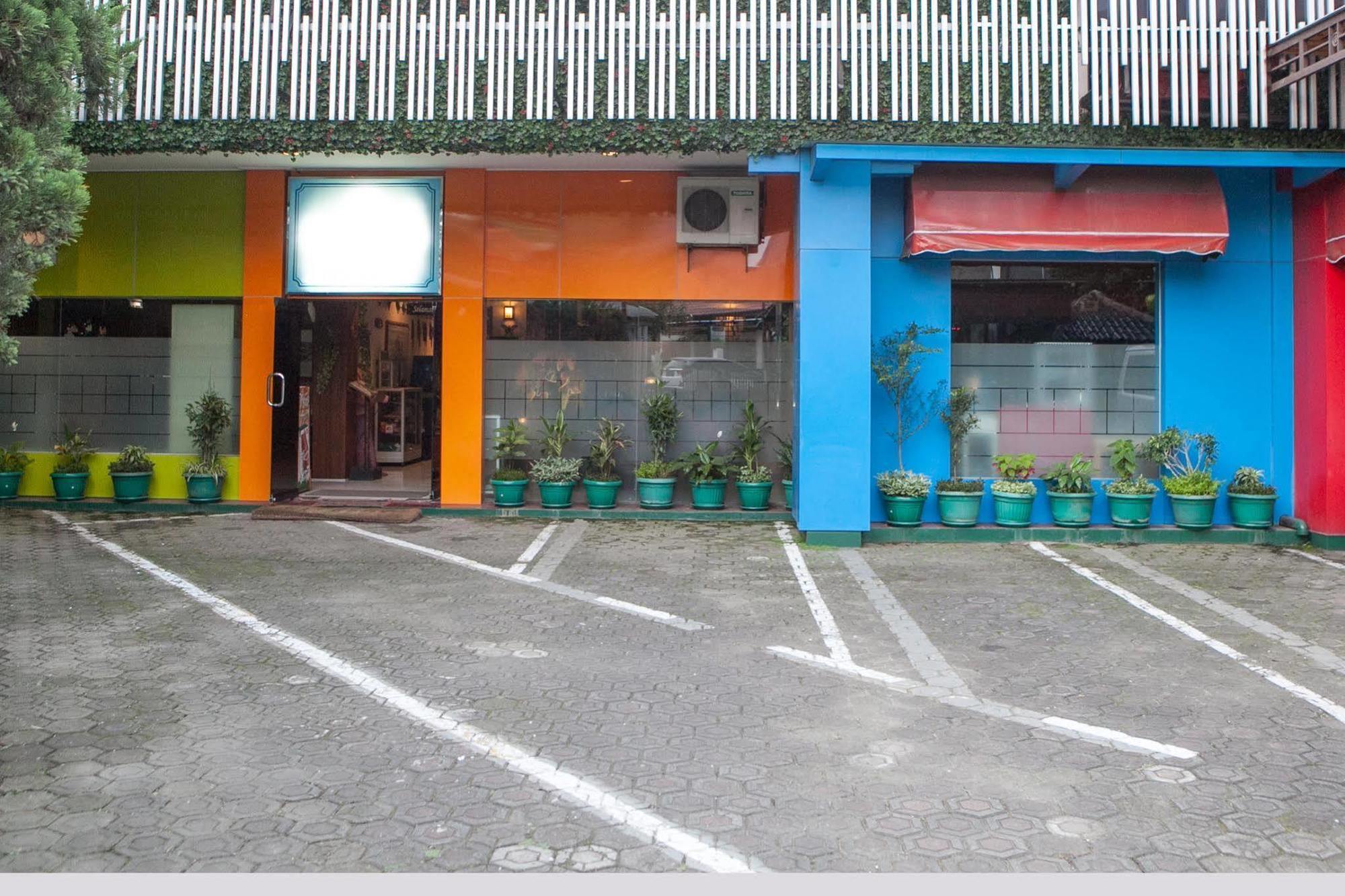 Reddoorz Plus Near Riau Street Bandung Luaran gambar