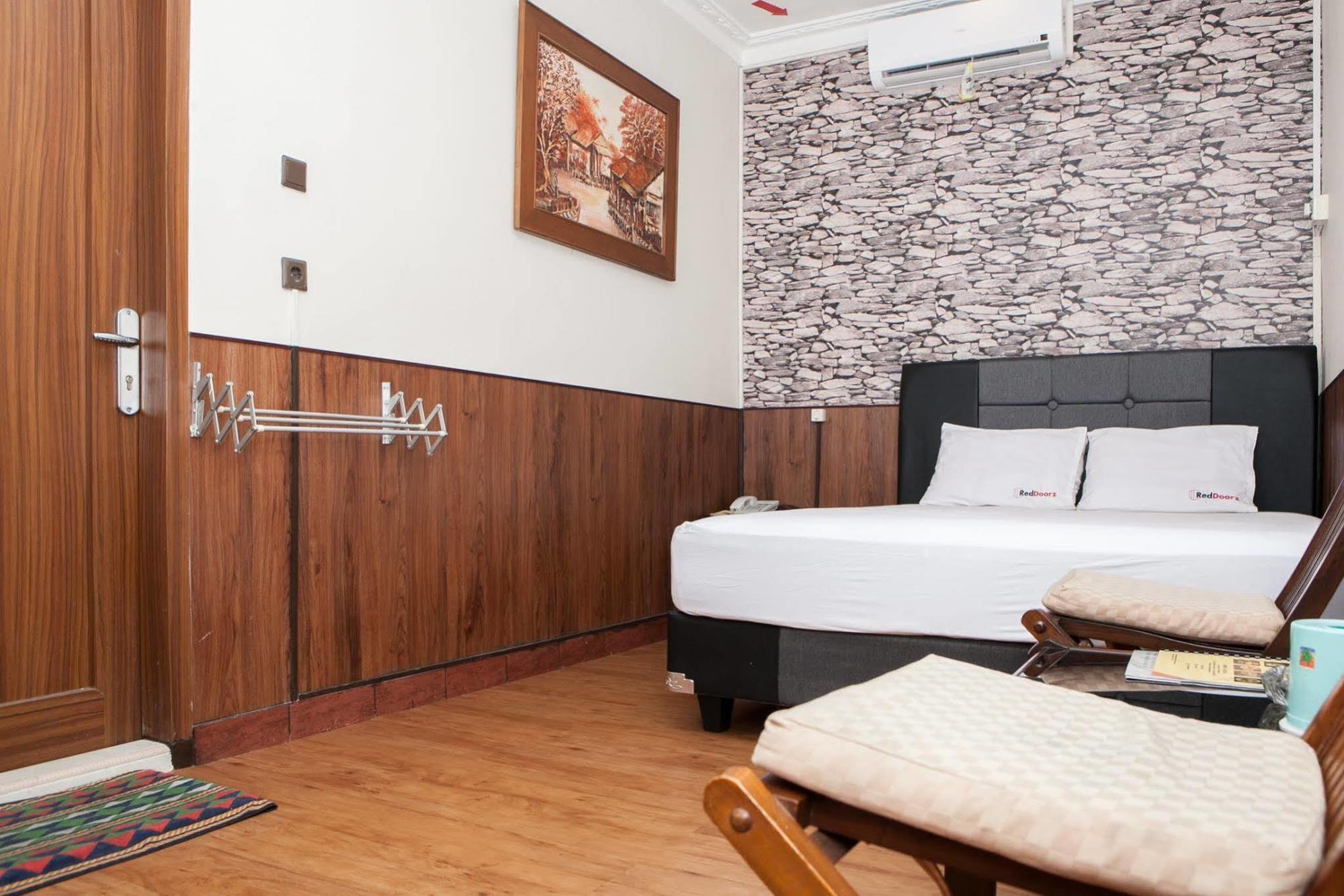 Reddoorz Plus Near Riau Street Bandung Luaran gambar